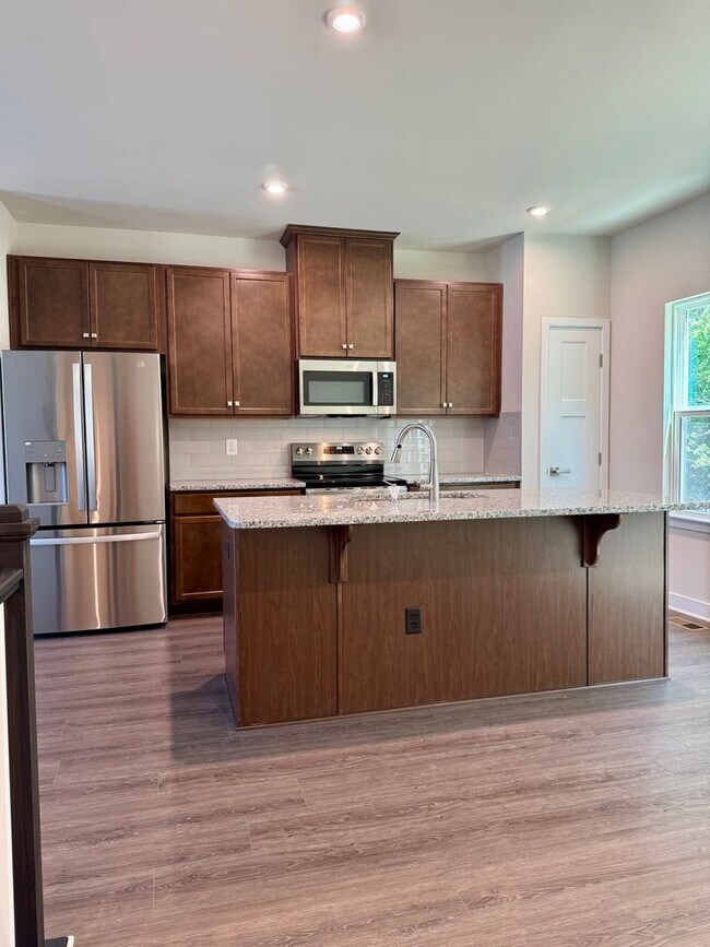 Building Photo - 3 Bedroom Townhouse w/garage located in Po...