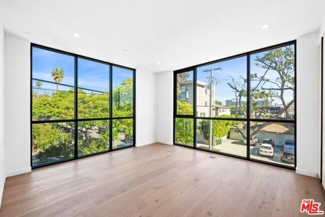 Building Photo - 307 N Wilton Pl