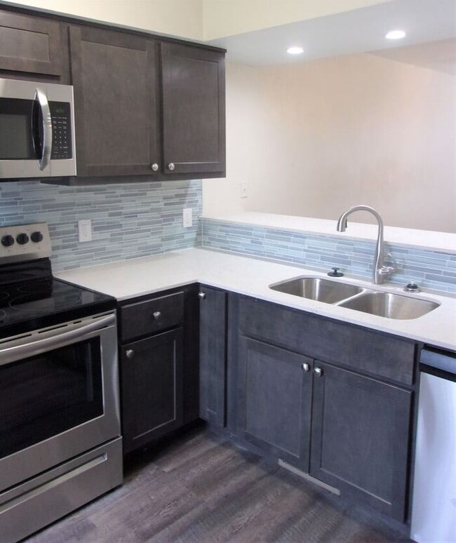 Building Photo - 2 BED 1.5 BATH TWO STORY TOWNHOUSE- WARR A...