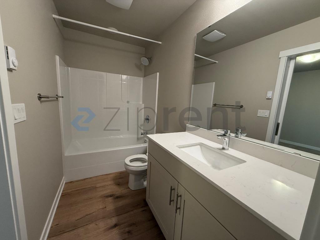 Building Photo - Unit F6