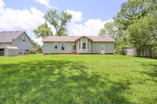 Building Photo - Charming Ranch Style Home with Hardwood Flooring Within Minutes to Fort Campell