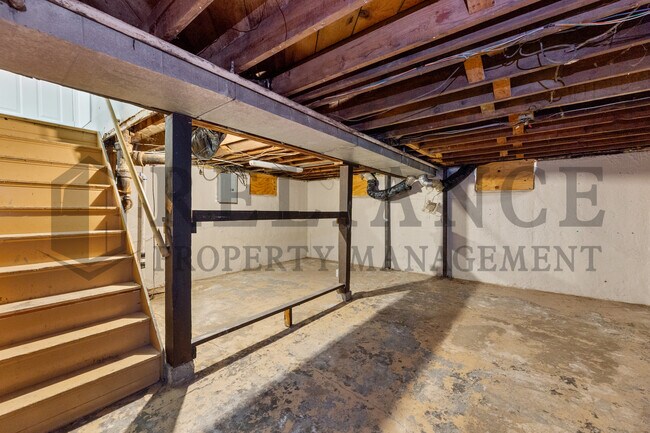 Building Photo - 1912 N Hood St