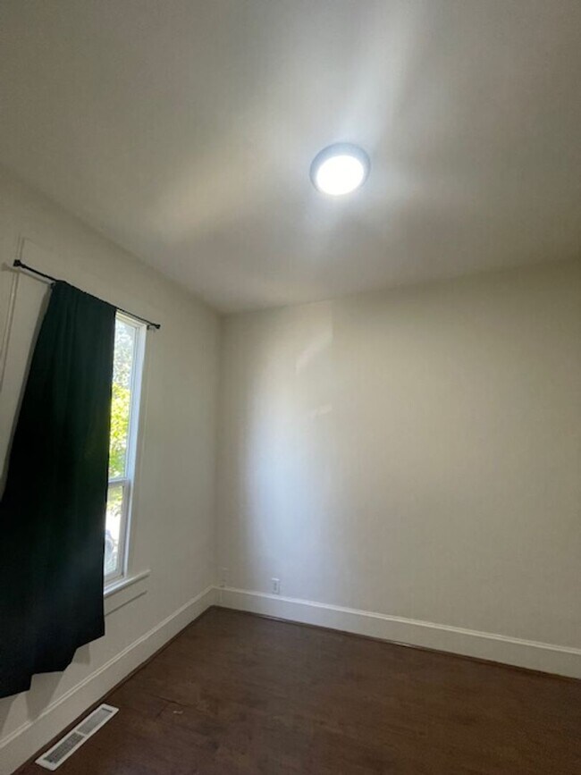 Building Photo - 1/2 Off First Month's Rent, 3Bdrm, 1Bath
