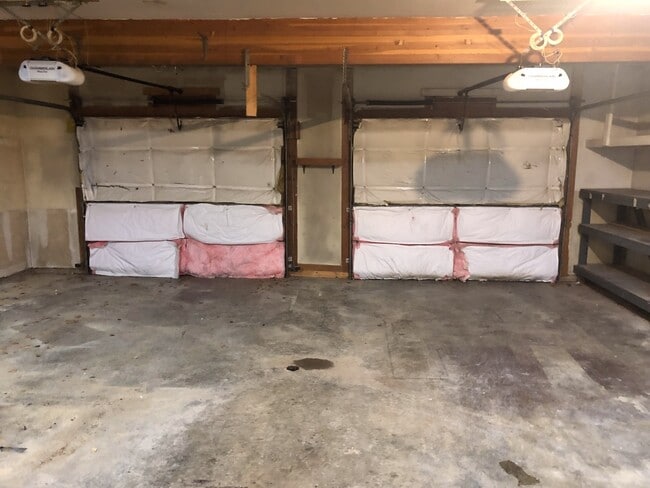 Building Photo - Large 3 Bed, 2 1/2 Bath, 2 Car Garage in North Pole!
