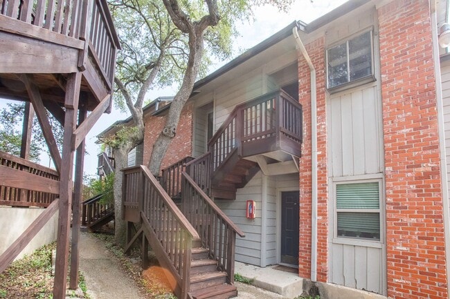 Building Photo - Gorgeous Condo, 2 Bedrooms/2 Balconies/2 Bathrooms - WALK TO CAMPUS! - Reduced Deposit