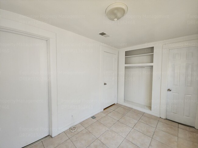 Building Photo - Move in ready. 3 bedrooms/ 1.5 bath, yard,...