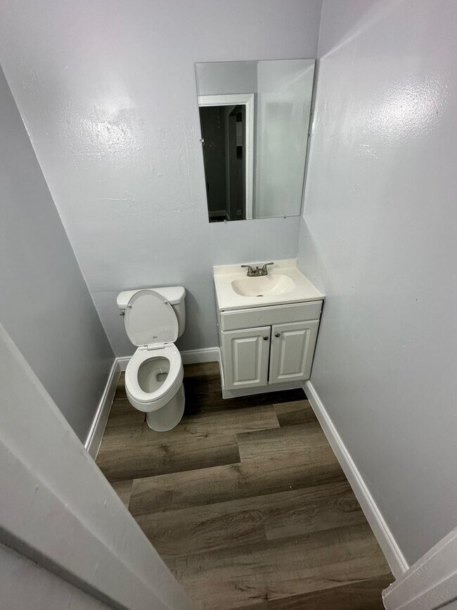 Building Photo - Fully Renovated 3/1.5 Available for Immedi...