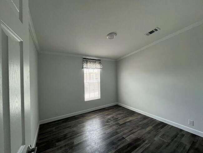 Building Photo - 173 Eland Dr