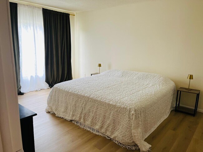 Building Photo - 3150 N Palm Aire Dr