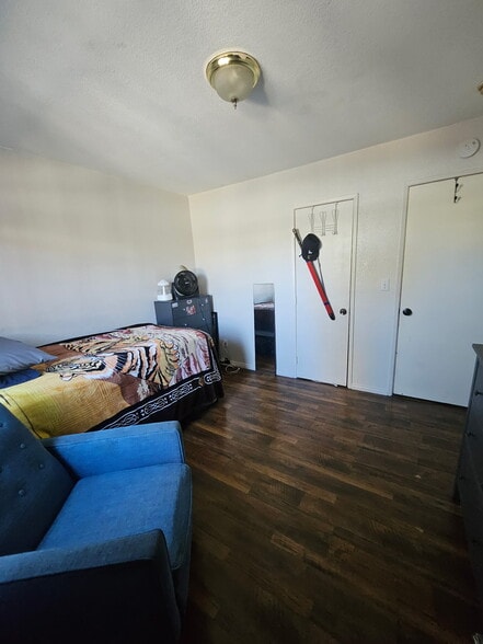 Building Photo - 714 S Record Ave