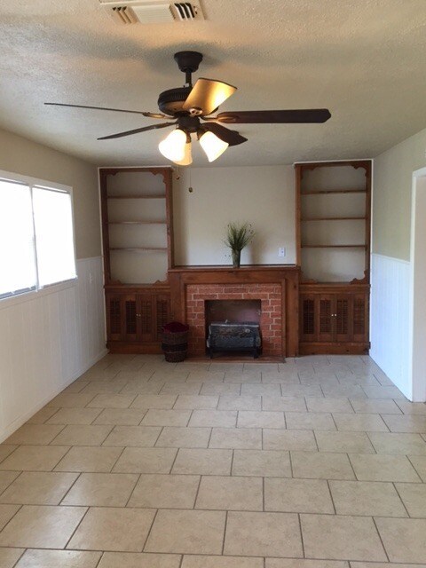Building Photo - Huge Updated 4 Bedroom/2 Bath/2 Living Room House close to TTU - Available AUGUST