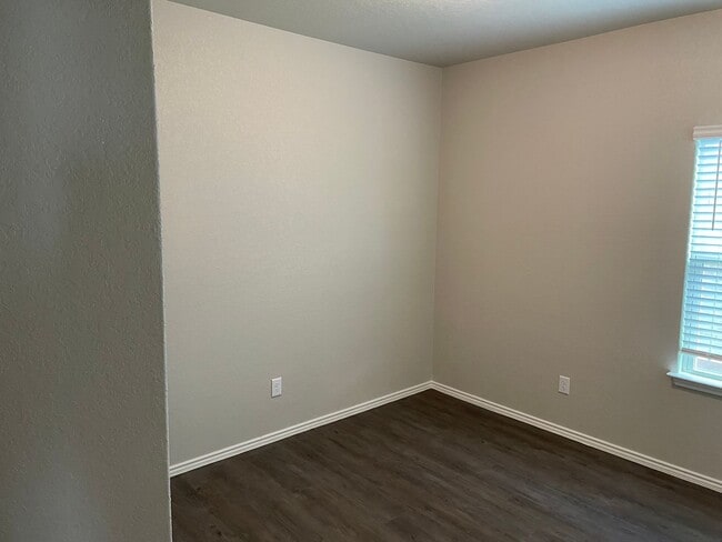 Building Photo - Four Bedroom | Two Bath Home in Scott's Ho...