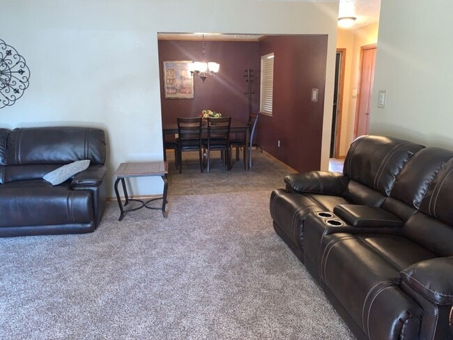 Building Photo - 3 Bedroom, 2 Bath, 2 car garage