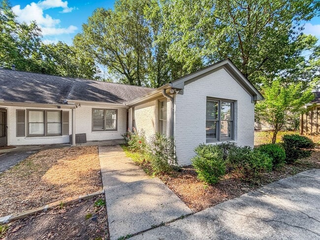 Building Photo - Charming Updated 2BR/2BA Duplex Close To E...