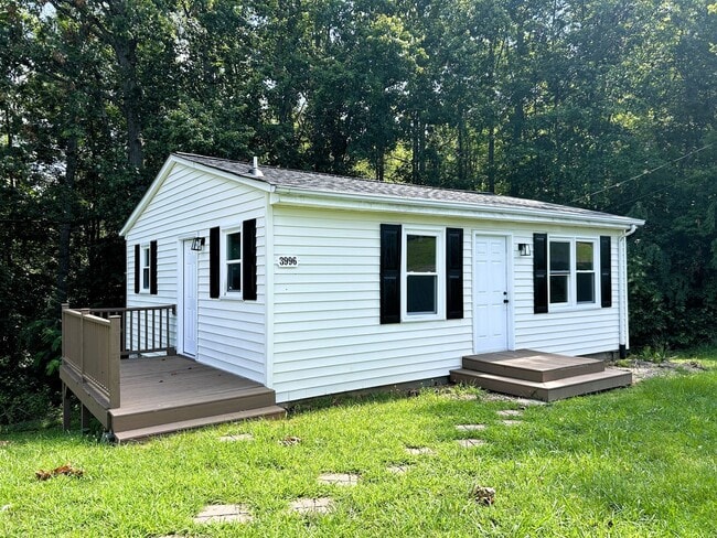 Primary Photo - Cute Cottage Overlooking a Wooded Area