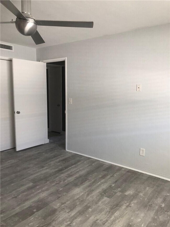 Building Photo - 2050 NE 39th St