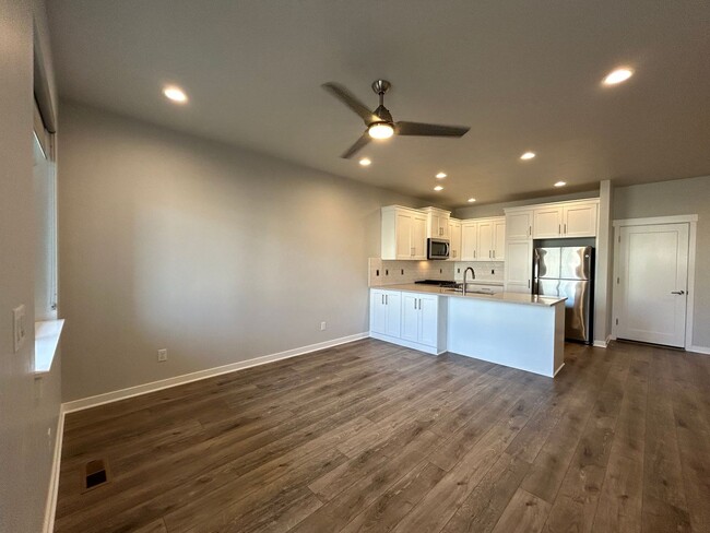 Building Photo - Modern 3 Bed, 2.5 Bath Townhouse for Rent!