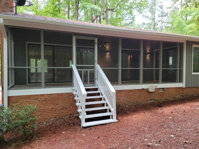 Building Photo - Three Bedroom Home!