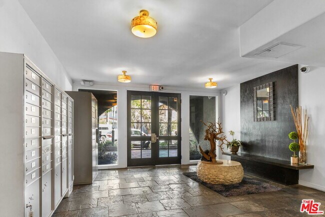 Building Photo - 1351 N Orange Dr