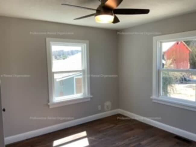 Building Photo - Country property minutes from downtown Pet...