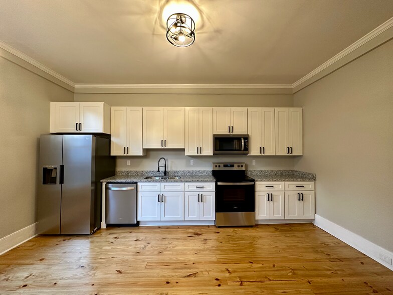 Building Photo - 983 Maple St