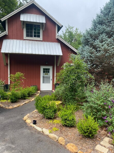 Building Photo - 165 Five Ponds Ln