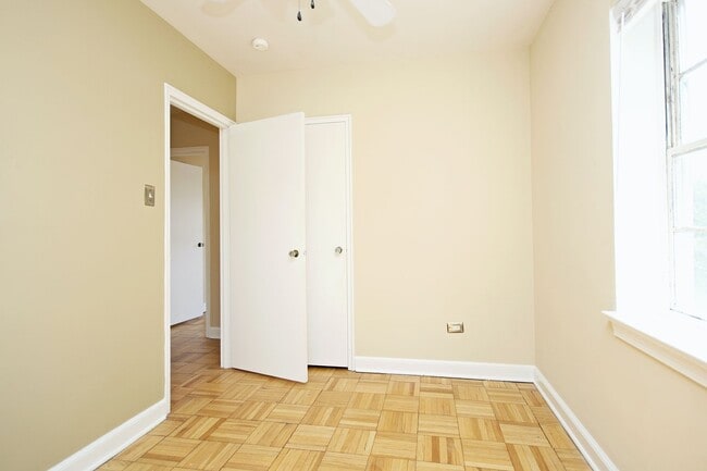 Building Photo - Top Floor UVA Apartment With Ting Internet