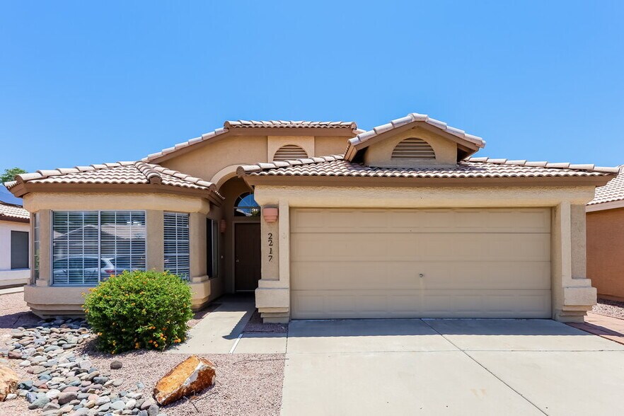 Primary Photo - 2217 E Kelton Ln