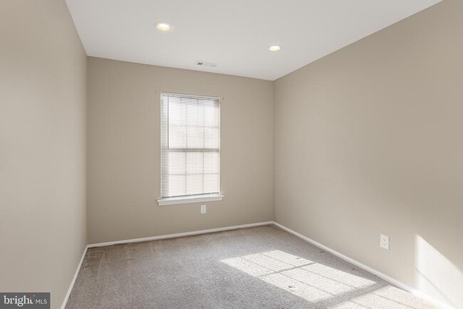 Building Photo - 1676B Thornwood Dr