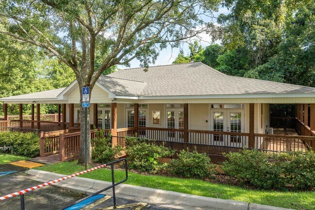 Building Photo - 1320 Hendrix Rd