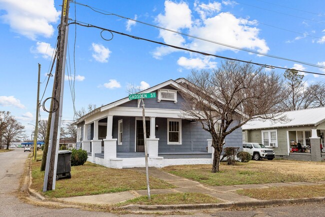 Building Photo - Newly Renovated 4 Bedroom 1 Bath Home Avai...