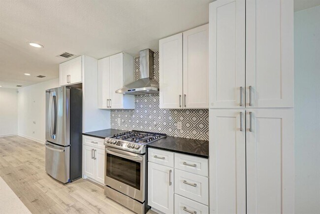 Building Photo - 6700 Kings Point