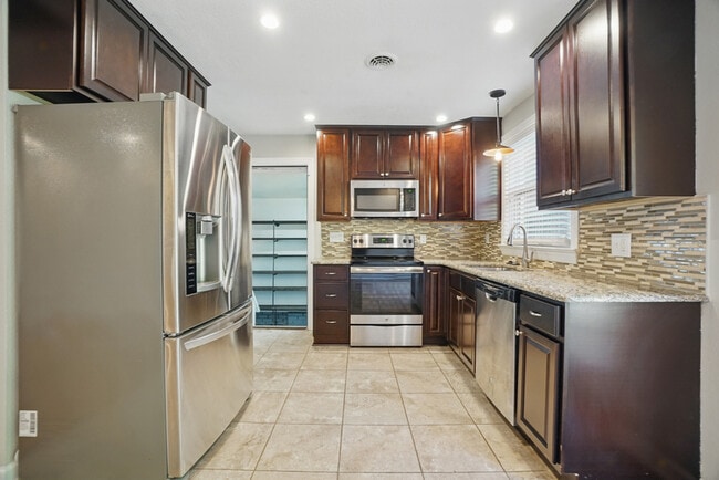 Building Photo - 144 W Randall Ave