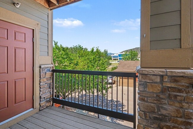 Building Photo - Beautifully Updated 2 Bed / 2 Bath Condo with Garage in Chatfield Bluffs