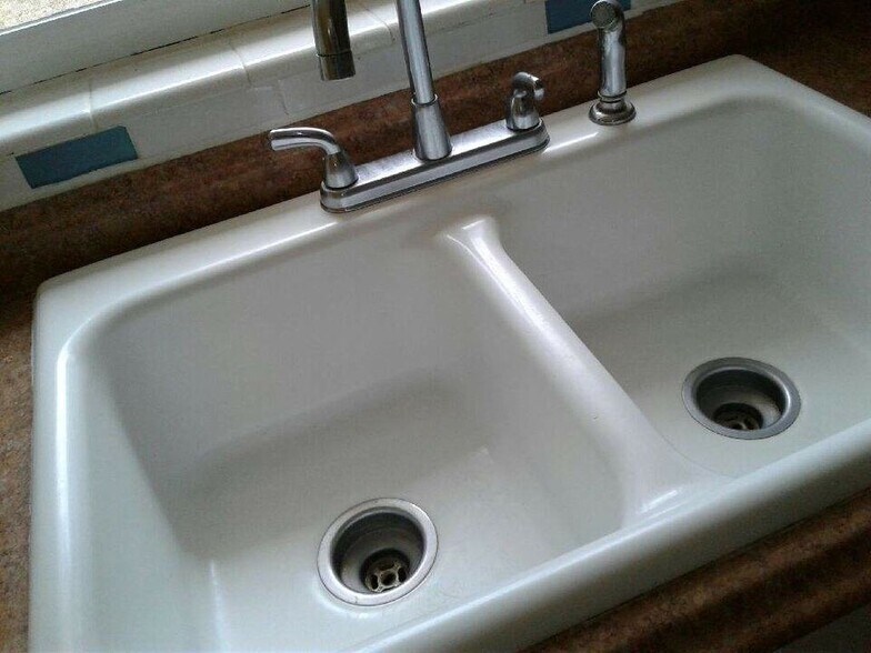 Double sink - 926 30th St NW