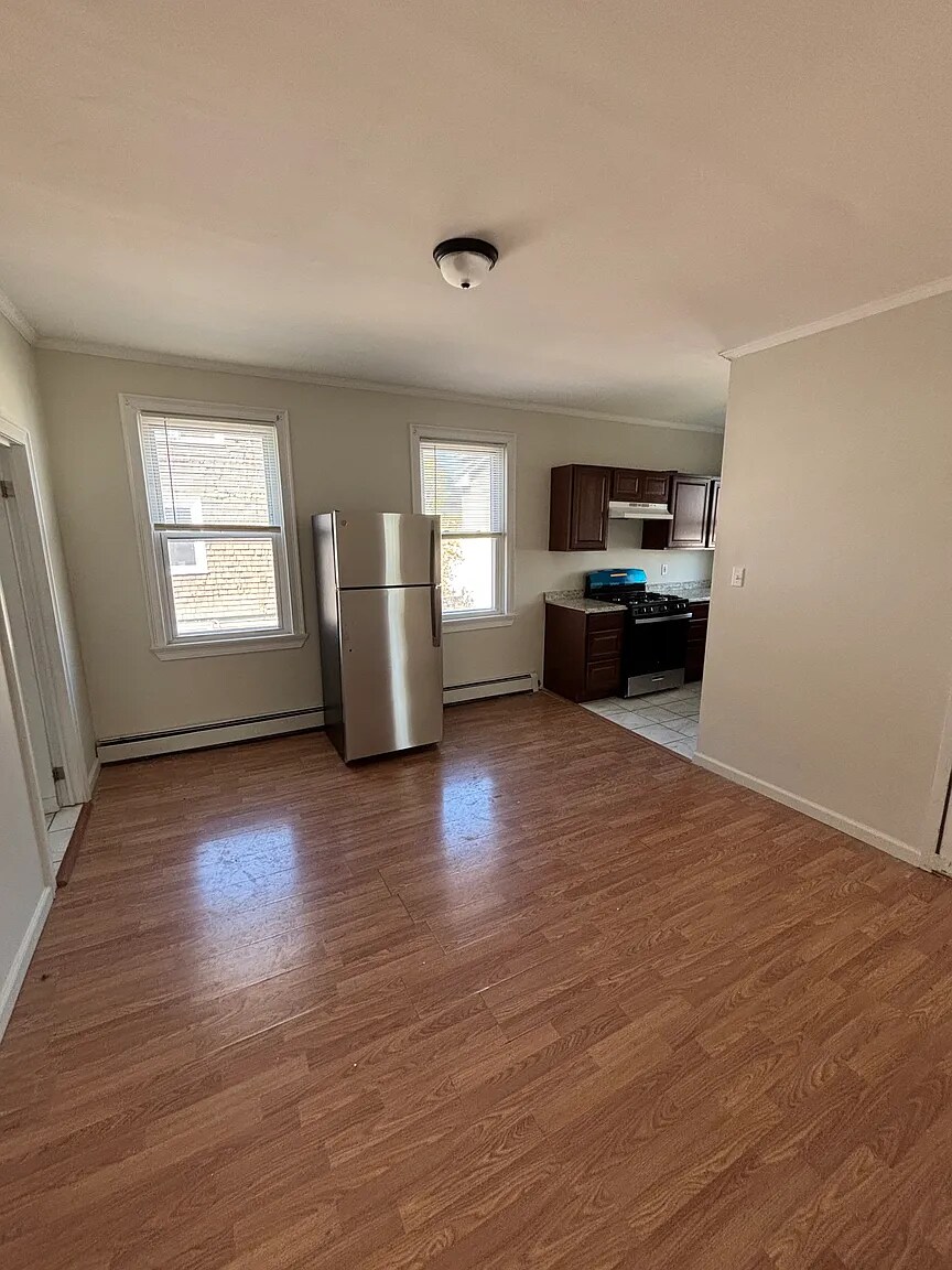 Building Photo - 77 Pekin St