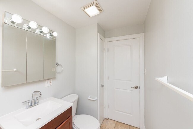 Building Photo - 4540 N Wolcott Ave