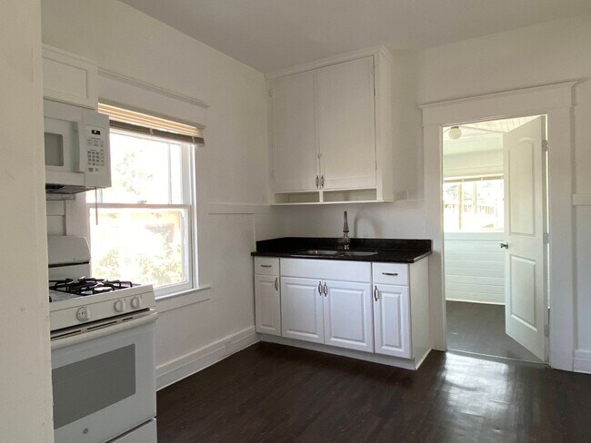Building Photo - Two Bed, One Bath Apartment Located Downtown