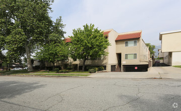 Building Photo - 667 Milford St