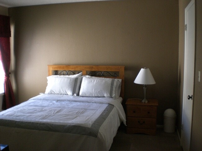 Building Photo - Two bedroom, one bathroom, third floor con...