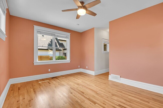 Building Photo - ONE block to OBSERVATORY PARK! great DU lo...