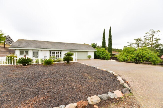 Building Photo - Darling 1 bedroom 1 bath guest house in Rancho Carrillo!