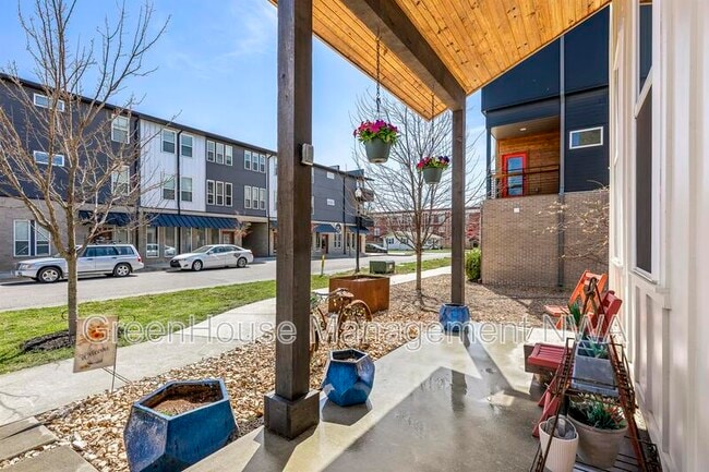 Building Photo - 636 SW B St