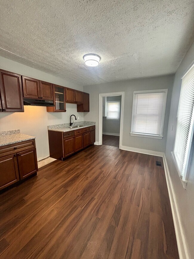 Building Photo - 1547 Longfield Ave