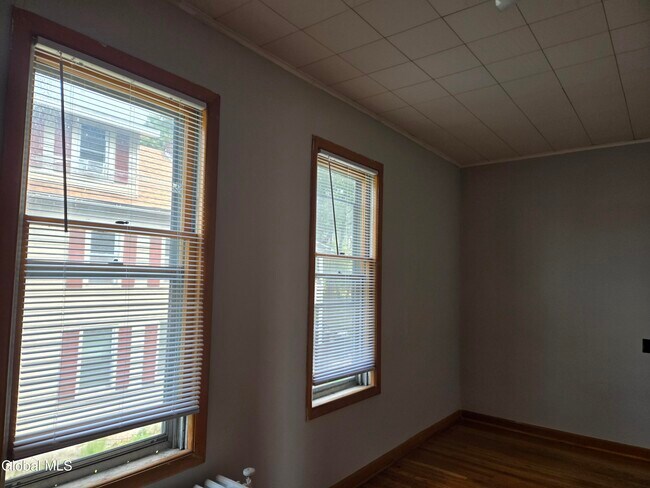 Building Photo - 810-816 6th Ave