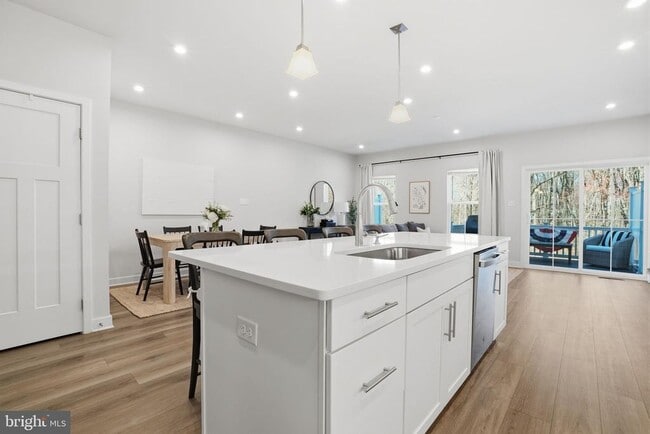 Building Photo - 60 Pratt Ln