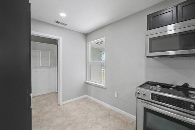 Building Photo - 2319 Glengariff Dr