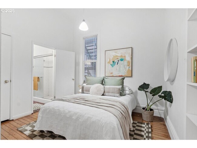 Building Photo - 2Bd/1Ba + Bonus Room Located in the Popula...