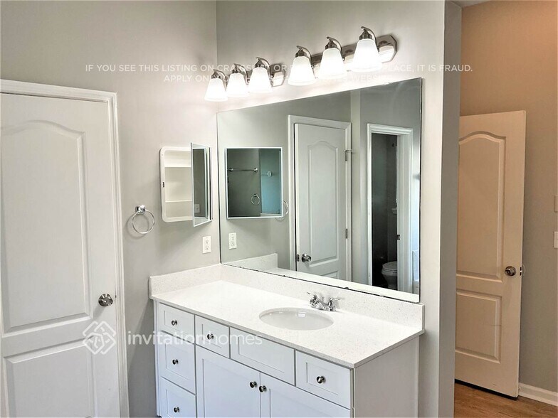 Building Photo - 706 Porta Rosa Circle