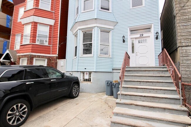 Building Photo - 19 Graham St